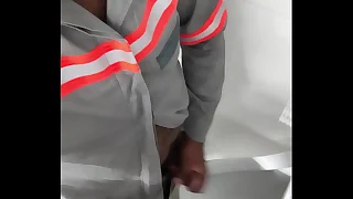 Trabalhador colação a rola pra fora do uniforme e começa a bater uma e começa a bater uma